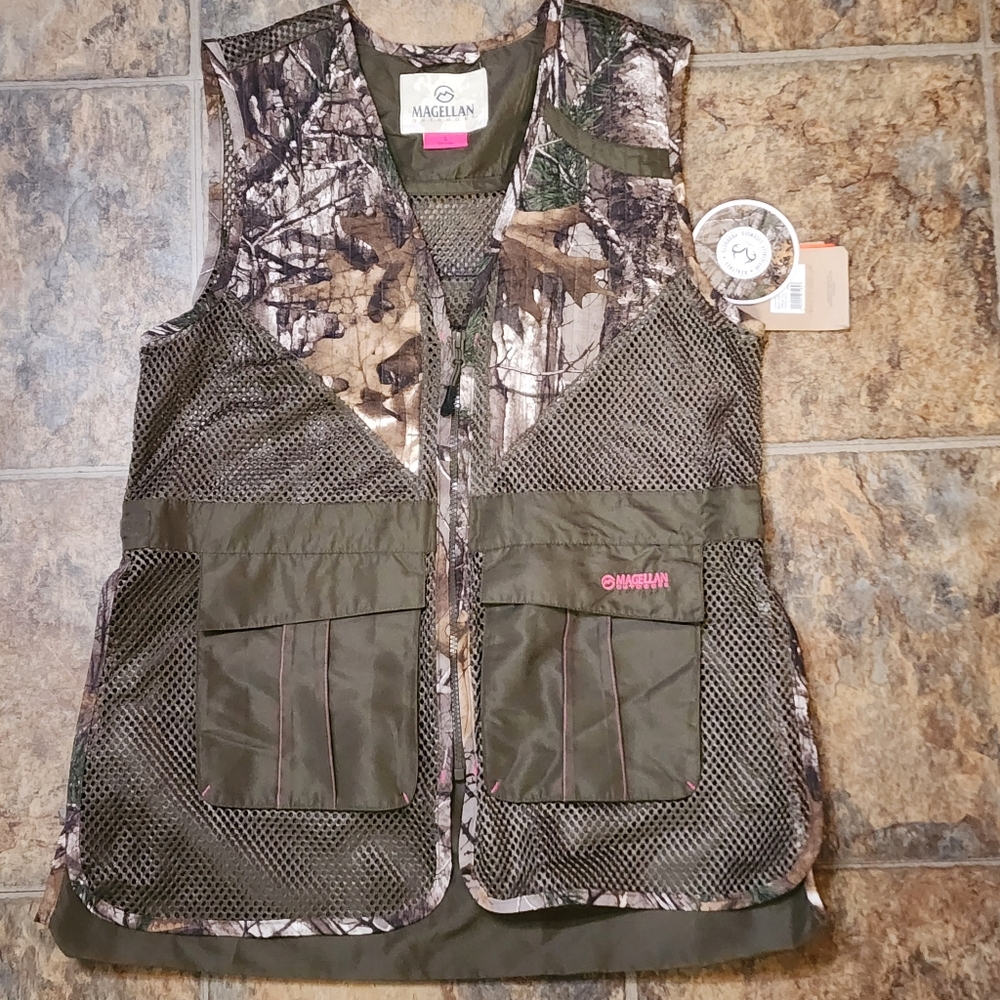 NWT  Womens Megellan Real Tree Hunting / Game  Vest Size Large  C139